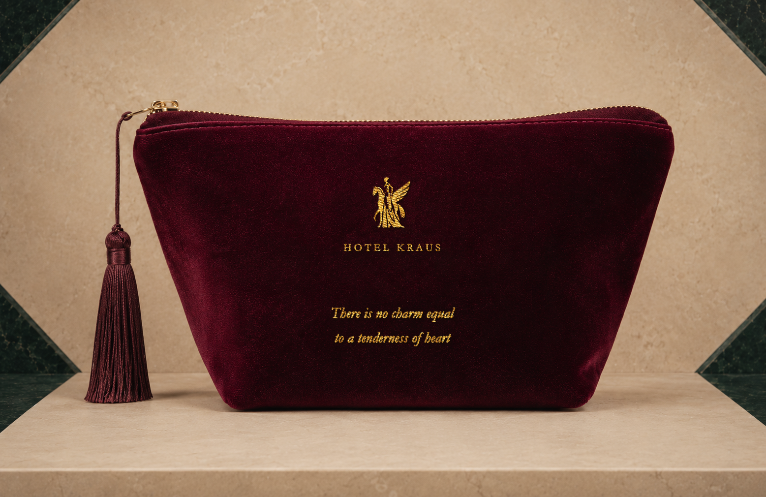 The beauty case, in velvet